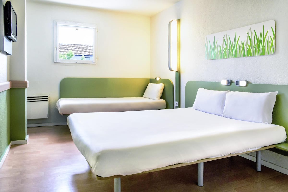 Chambre Triple, plusieurs lits | Bureau, chambres insonorisées, fer et planche à repasser