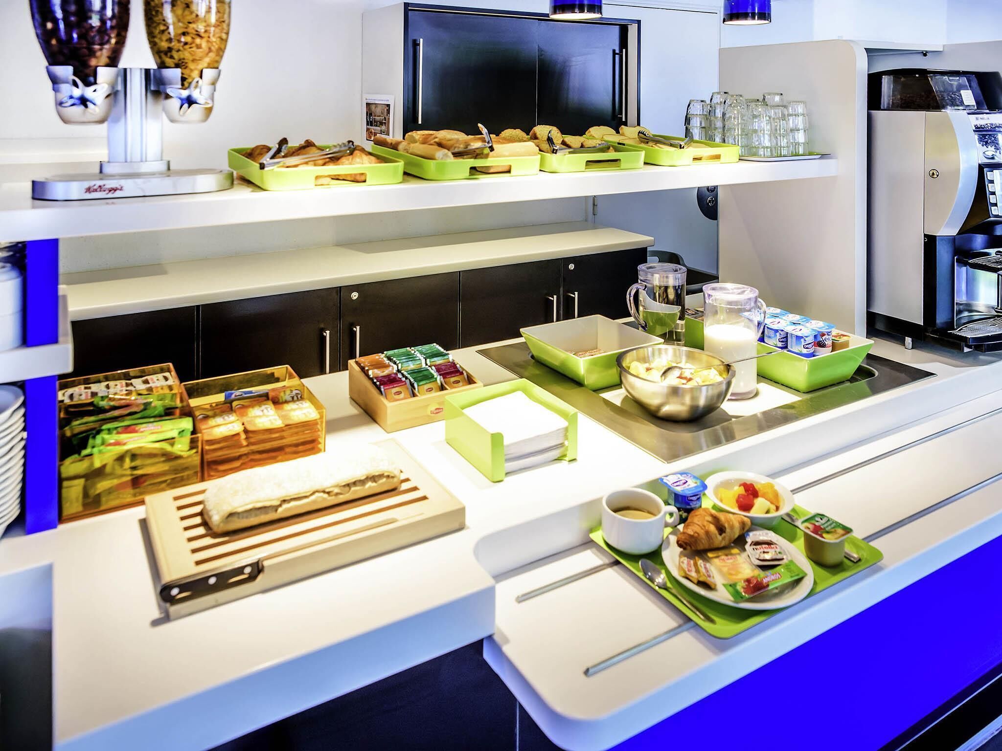 Disposição de buffet com diversos alimentos e bebidas.