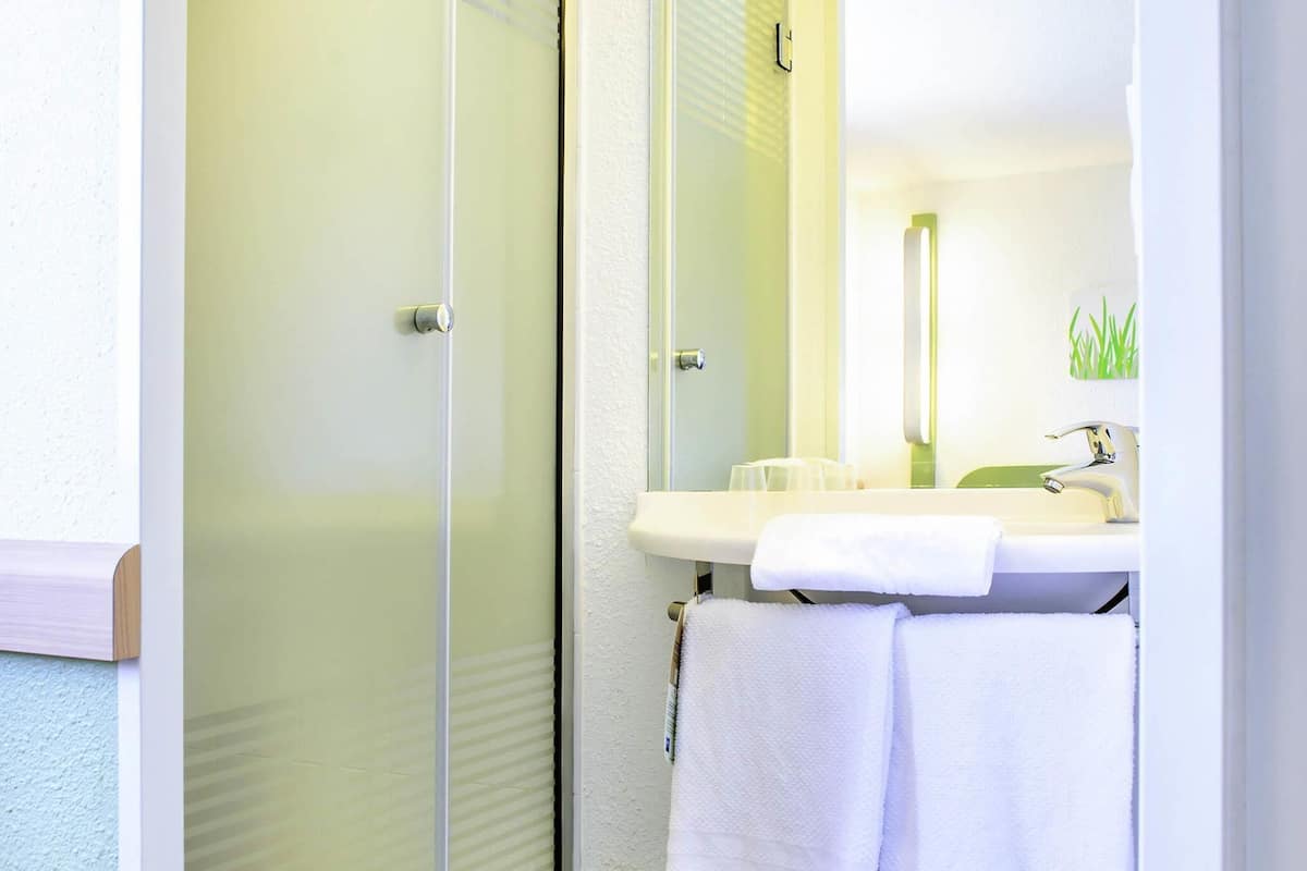 Skrivebord, lydisolert, strykejern/-brett og barnesenger (inkludert)