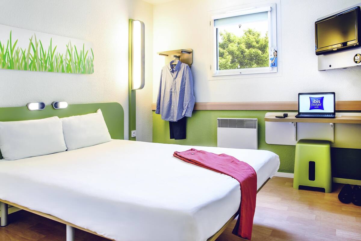 double room | desk, soundproofing, iron/ironing board, free cots/infant beds