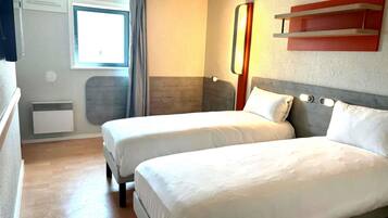 Chambre avec lits jumeaux, 2 lits une place | Bureau, chambres insonorisées, fer et planche à repasser
