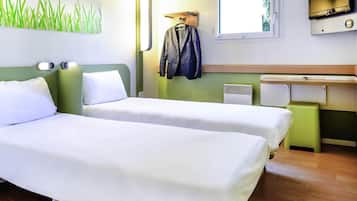 Chambre avec lits jumeaux, 2 lits une place | Bureau, chambres insonorisées, fer et planche à repasser