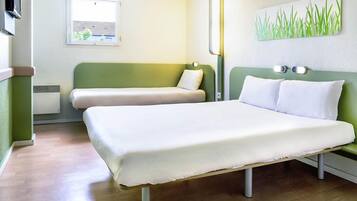 Een bureau, geluiddichte muren, een strijkplank/strijkijzer