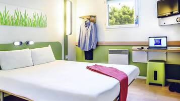 Skrivebord, lydisolert, strykejern/-brett og barnesenger (inkludert)