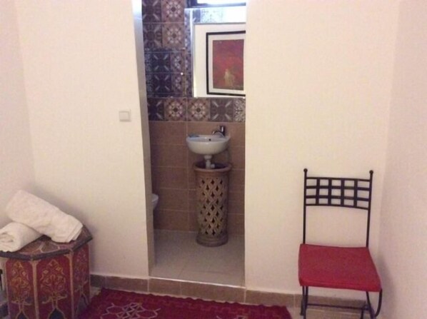 Standard Double Room | Bathroom | Free toiletries, hair dryer, towels - Riad Hugo (Marrakech)