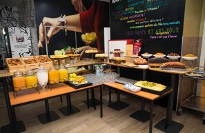A buffet setup with various food items and beverages. - ibis Mohammedia (Mohammedia)