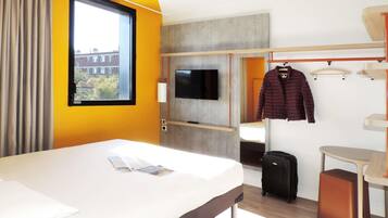 1 slaapkamer, een bureau, verduisterende gordijnen, geluiddichte muren