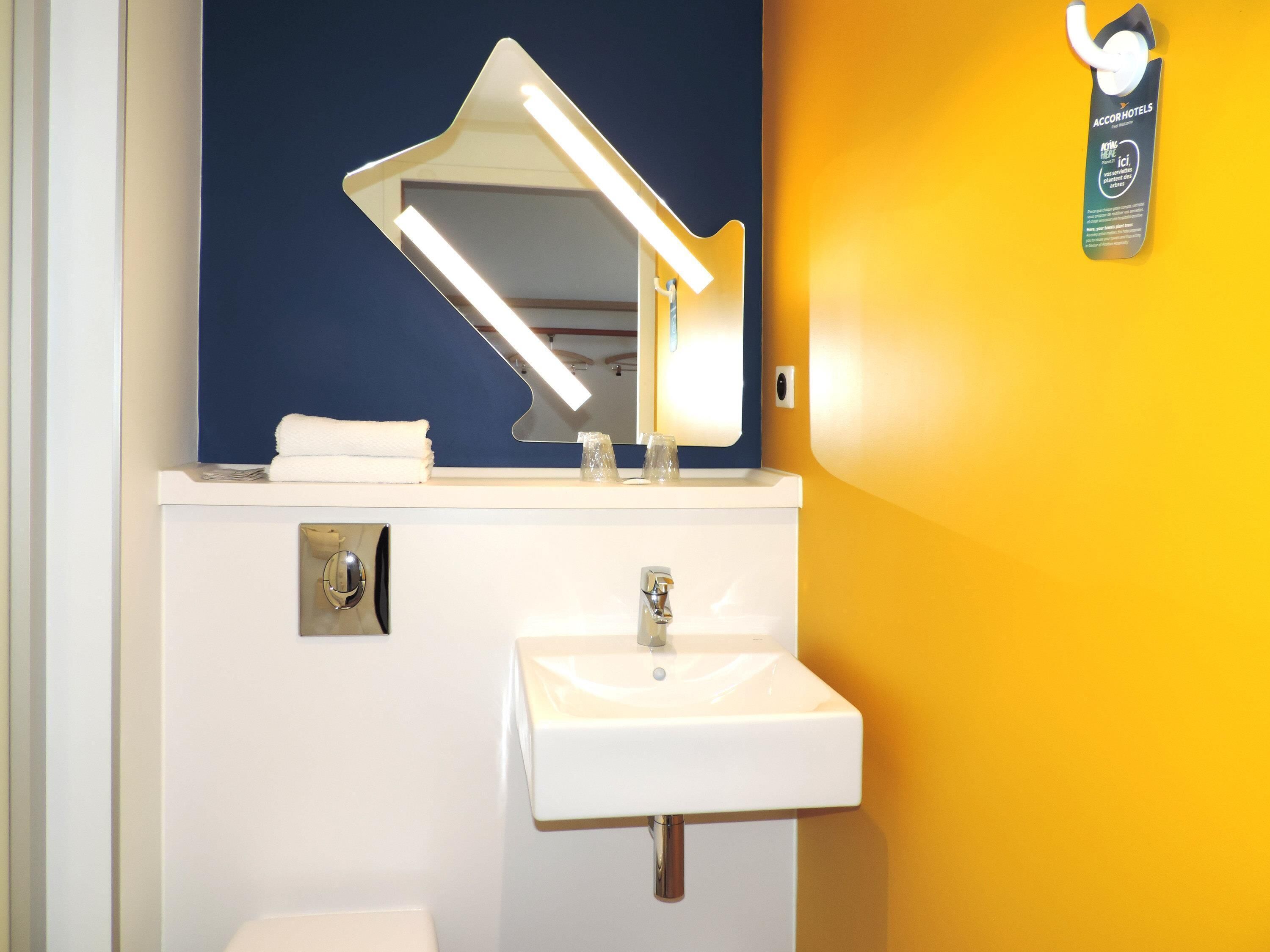 1 bedroom, desk, blackout curtains, soundproofing