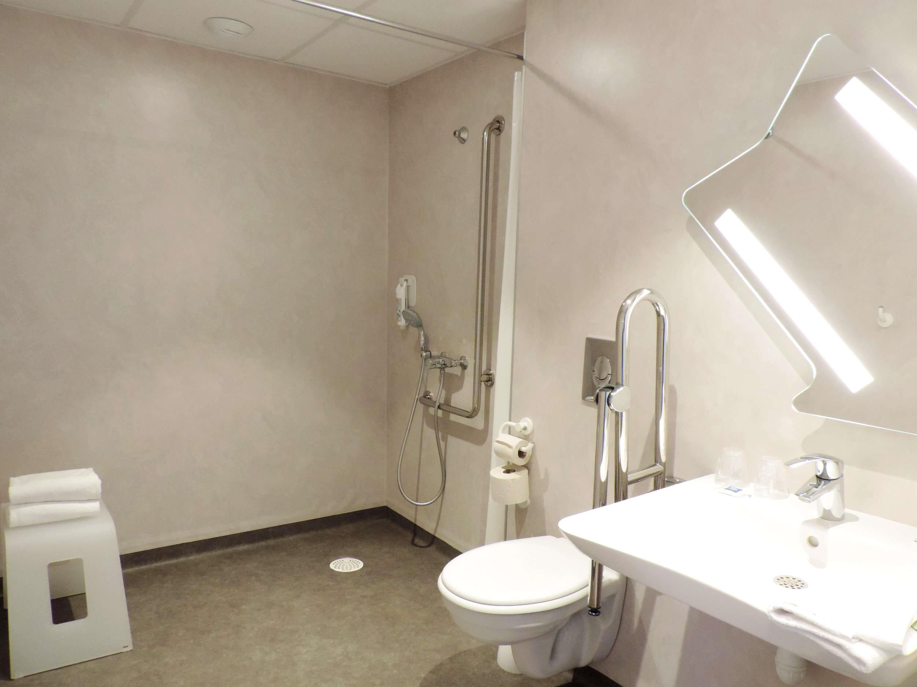 1 bedroom, desk, blackout curtains, soundproofing