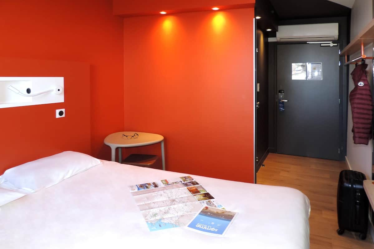 1 habitación, escritorio, cortinas blackout y sistema de insonorización