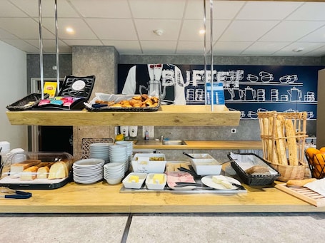 Daily continental breakfast (EUR 8 per person)