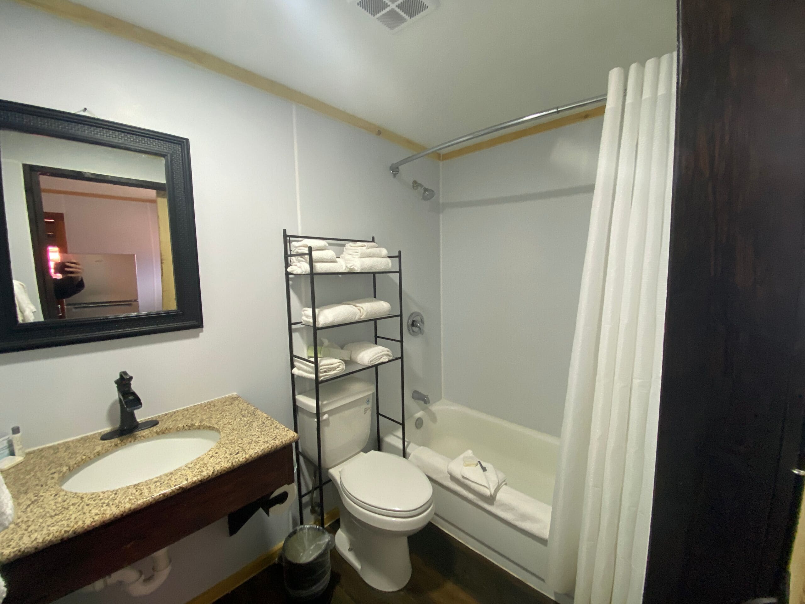 Un bagno con lavandino, WC e zona doccia.