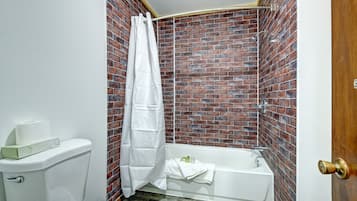 Superior Suite, Private Bathroom (Room 105, 106, 107, 108) | Bathroom