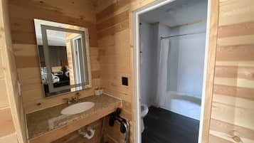 Værelse - privat badeværelse (101,109,110) | Badeværelse | Gratis toiletartikler, Sæbe, Shampoo, Toiletpapir