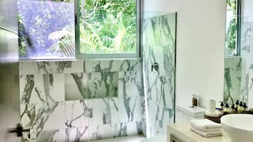 Habitación, Terraza | Baño | Amenidades de baño gratuitas, secadora de cabello, toallas