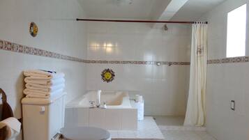 Villa, 3 Bedrooms | Deep-soaking bathtub