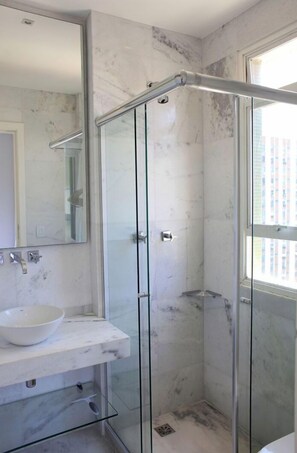 Traditional Penthouse | Bathroom | Shower, free toiletries, hair dryer, towels - Rio037 Penthouse in Ipanema (Rio de Janeiro)