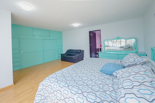 Comfort Room, 1 King Bed (Aqua Room) | In-room safe, desk, iron/ironing board, free cots/infant beds