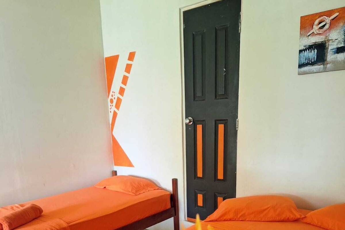 Habitación triple básica, baño privado | Wifi gratis y ropa de cama