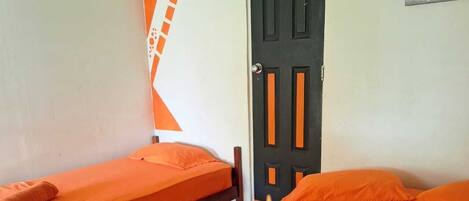Basic-Dreibettzimmer, mit Bad