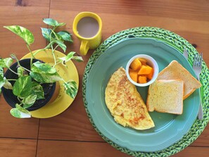 Se sirven almuerzos, cenas y cocina internacional 