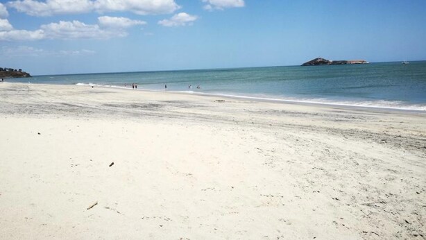 A beach with a clear sky and calm sea. - Acuarela Hostal - Hostel (Rio Hato)