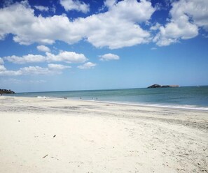 A beach with a clear sky and calm sea. - Acuarela Hostal - Hostel (Rio Hato)