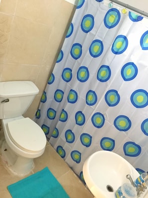 Douche, serviettes fournies