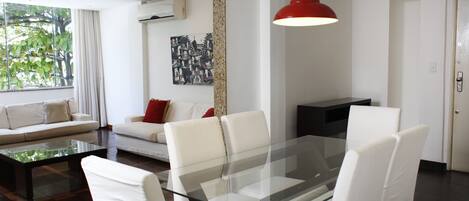 Elite Apartment, 3 Bedrooms | In-room dining