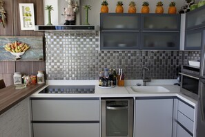 Cobertura elite, 2 quartos | Cozinha privada | Geladeira, micro-ondas, fogão, talheres/pratos/utensílios de cozinha