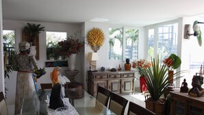 Penthouse Elite, 2 phòng ngủ | Phòng khách | TV 