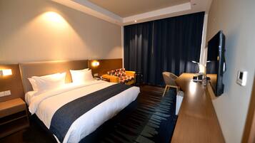 Habitación estándar, 1 cama King size | Caja de seguridad en la habitación, escritorio y cortinas blackout