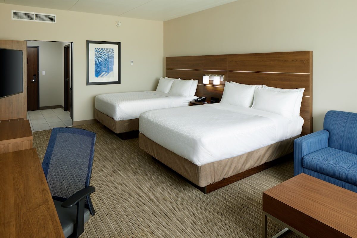 Hypo-allergenic bedding, down comforters, in-room safe, desk