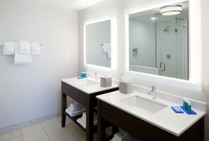 Suite, 1 cama King size y sofá cama | Baño | Amenidades de baño gratuitas, secadora de cabello, toallas