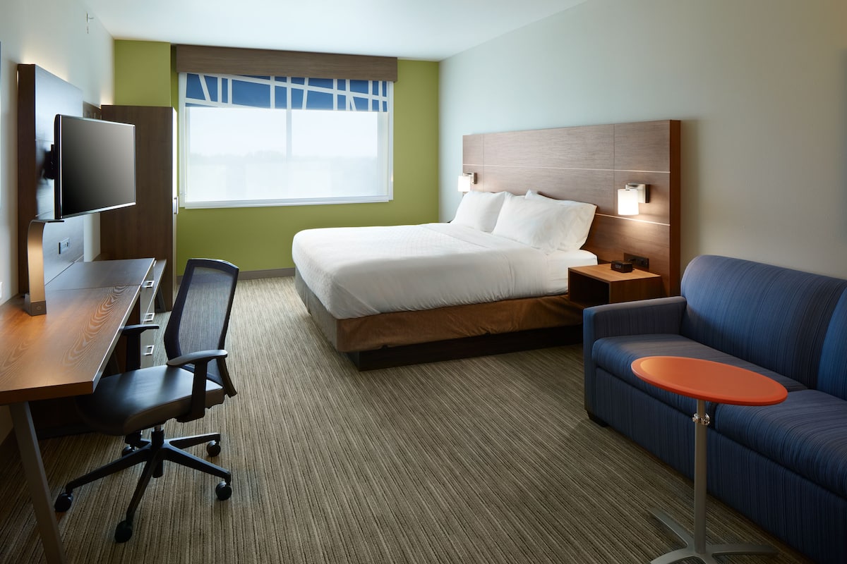 Hypo-allergenic bedding, down comforters, in-room safe, desk