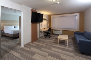 Tempur-Pedic beds, desk, laptop workspace, free WiFi - Holiday Inn Express & Suites Gaylord by IHG (Gaylord)