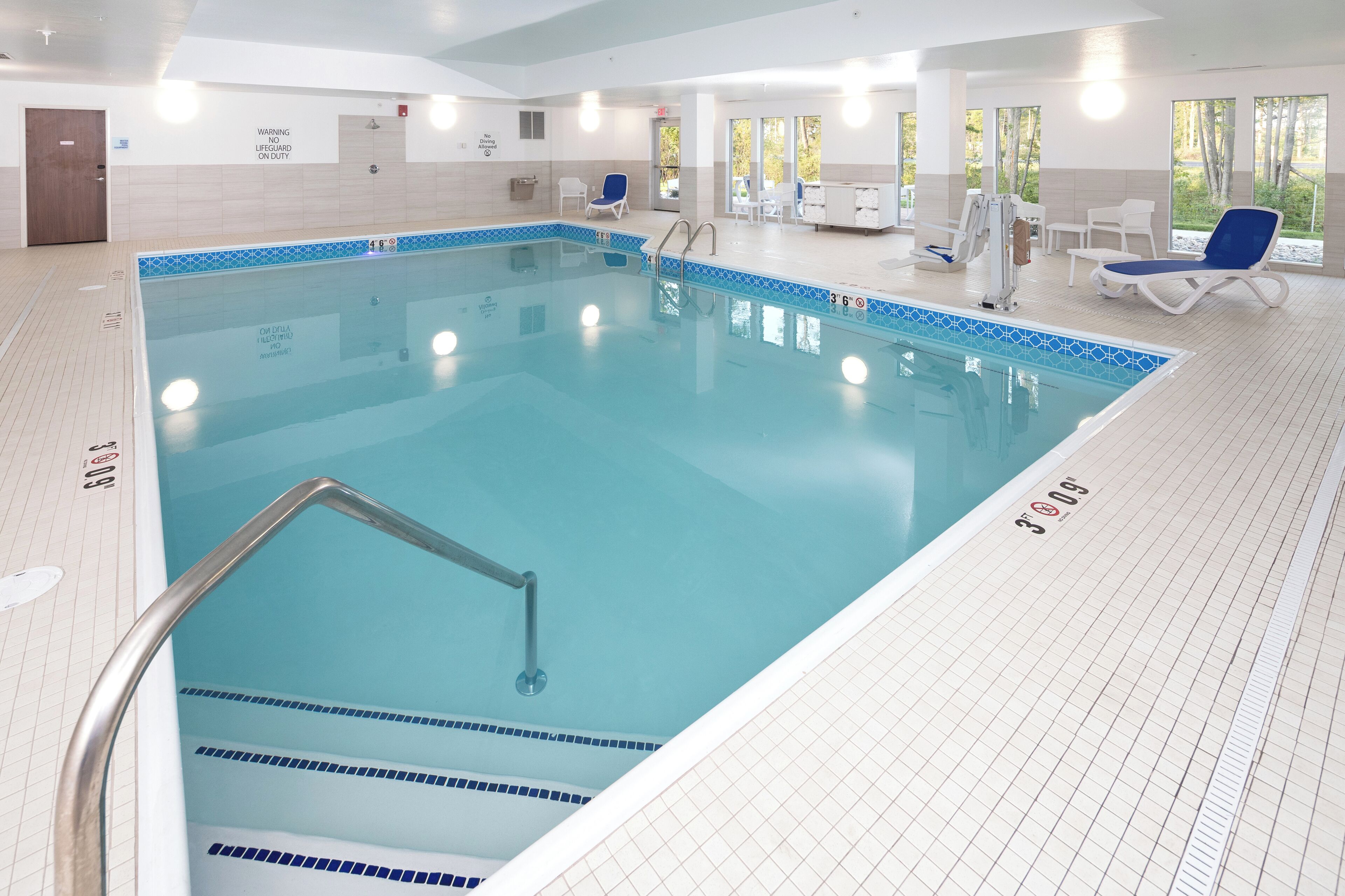 Piscina interna, espreguiçadeiras