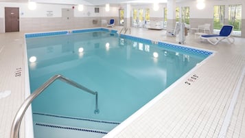 Piscina interna, espreguiçadeiras