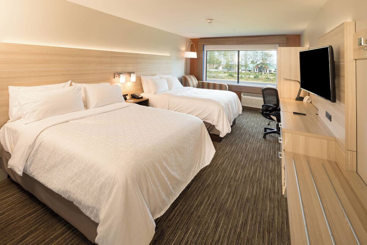 Tempur-Pedic beds, desk, laptop workspace, WiFi (free)
