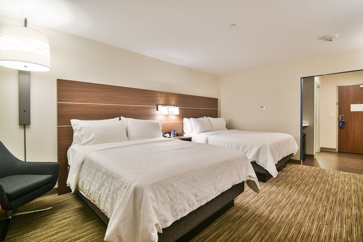 Roupas de cama premium, cofres nos quartos, escrivaninha