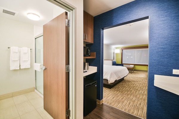 Premium bedding, in-room safe, desk, blackout drapes