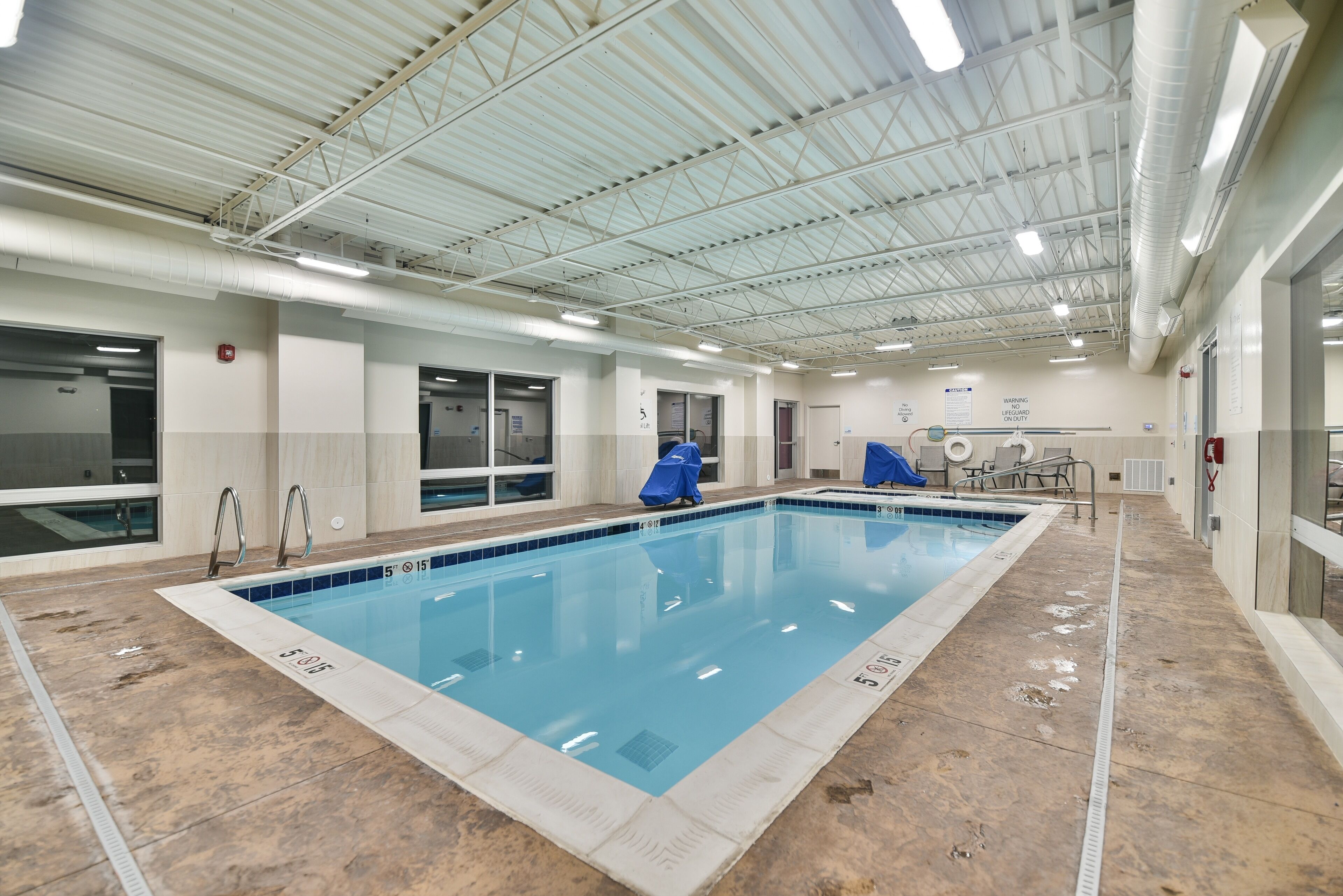 Piscine couverte, accès possible de 07 h 00 à 23 h 00, chaises longues 