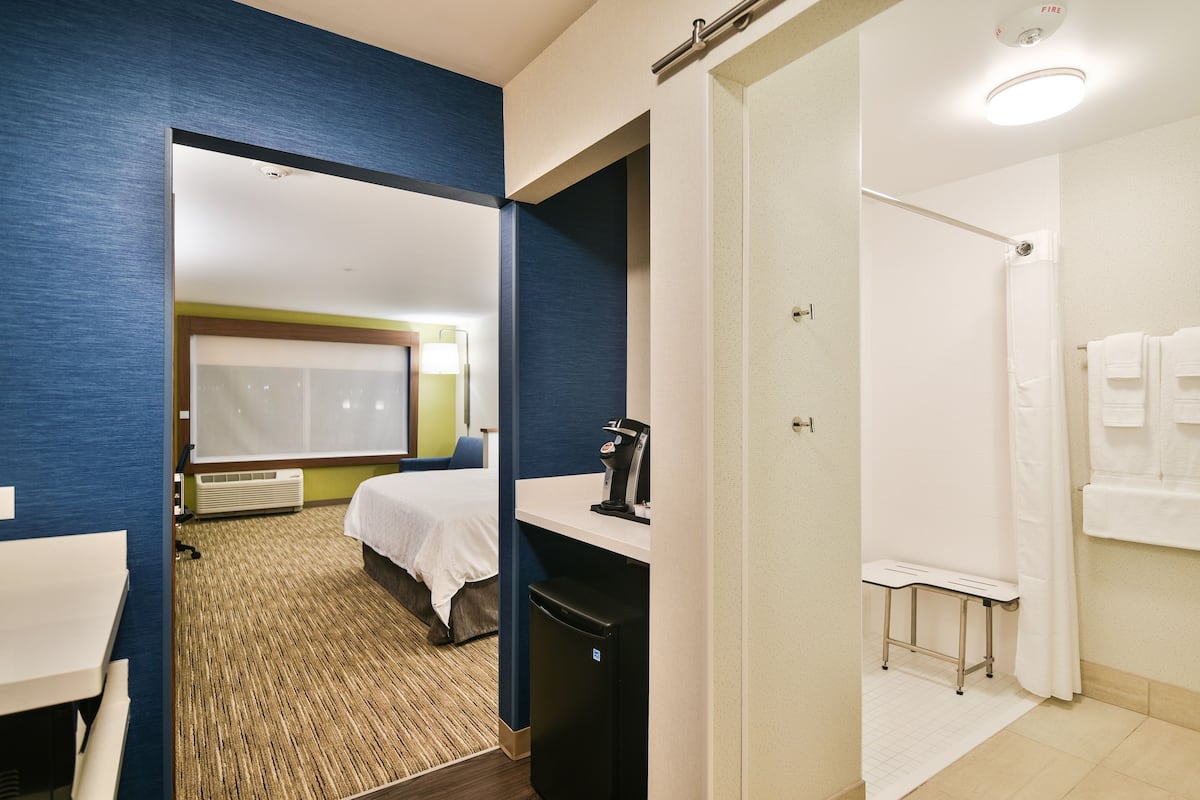 Premium bedding, in-room safe, desk, blackout drapes
