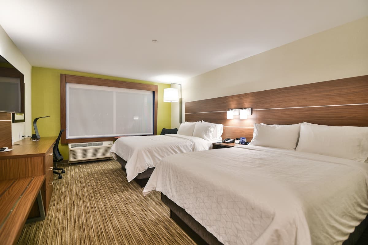 Ylelliset vuodevaatteet, tallelokero huoneessa, työpöytä, pimennysverhot