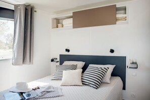 2 間睡房、高級寢具、迷你吧、書桌