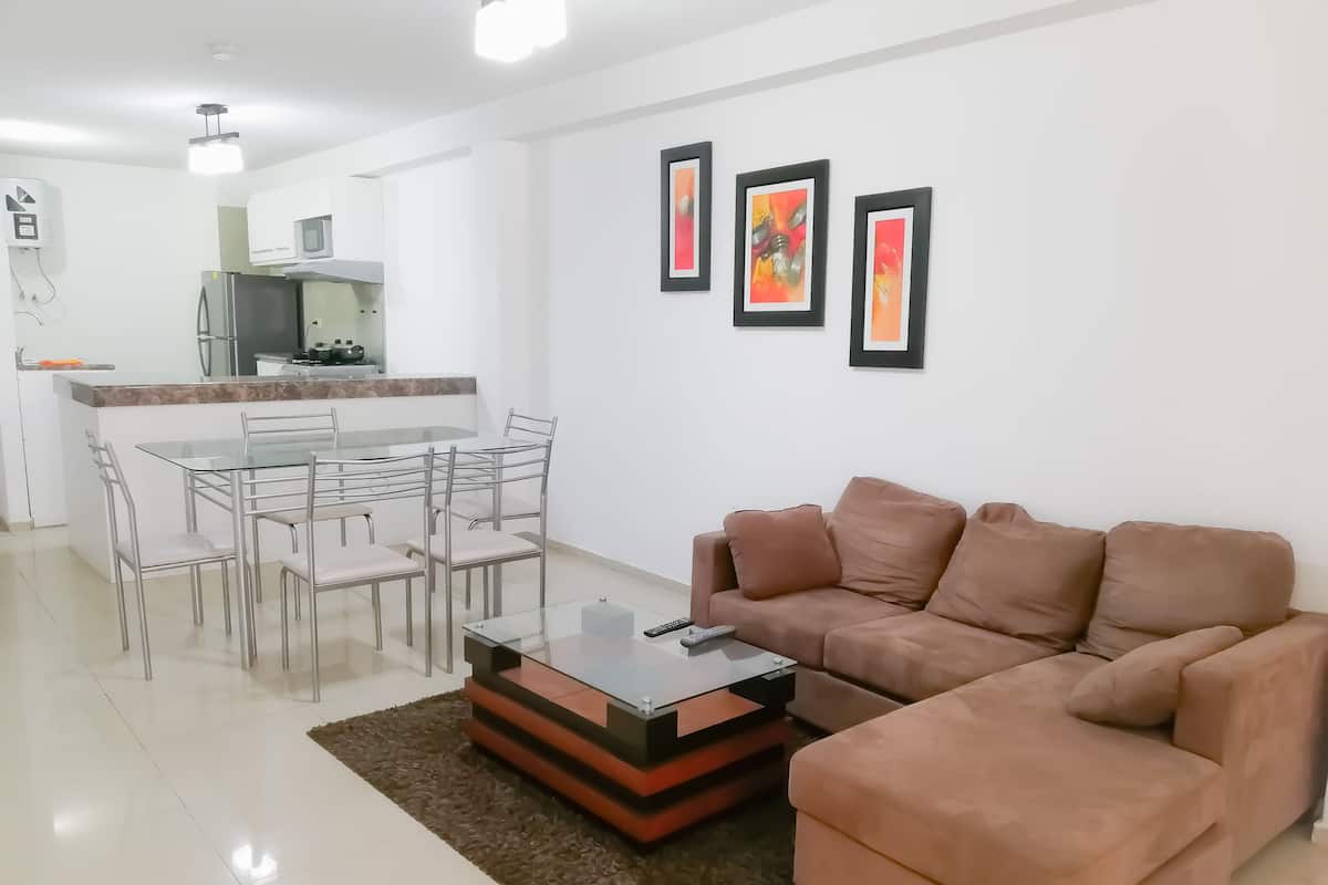 Appartement Standard, 3 chambres, cuisine | Salle de séjour | Télévision à écran plat