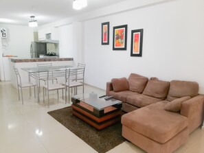 Apartemen Standar, 3 kamar tidur, dapur | Ruang keluarga | TV layar datar