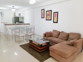 标准公寓, 3 间卧室, 厨房 | 客厅 | 平板电视