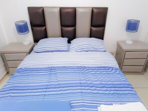 1 habitación, cubrecamas, muebles diferentes y cortinas blackout 