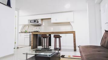 Apartamento estándar, 1 habitación, cocina | Sala de estar | Una televisión de pantalla plana